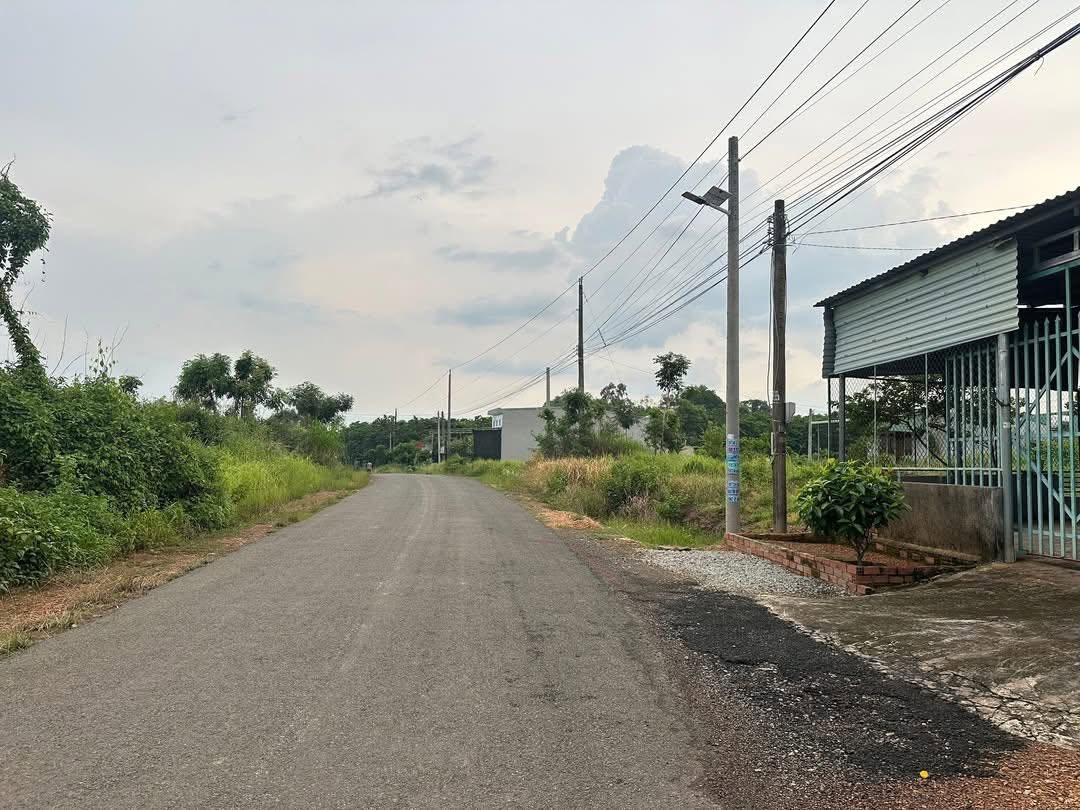 Bán 2.800m2 giá 200 triệu đất thổ cư, đường lớn nhựa, thích hợp kd