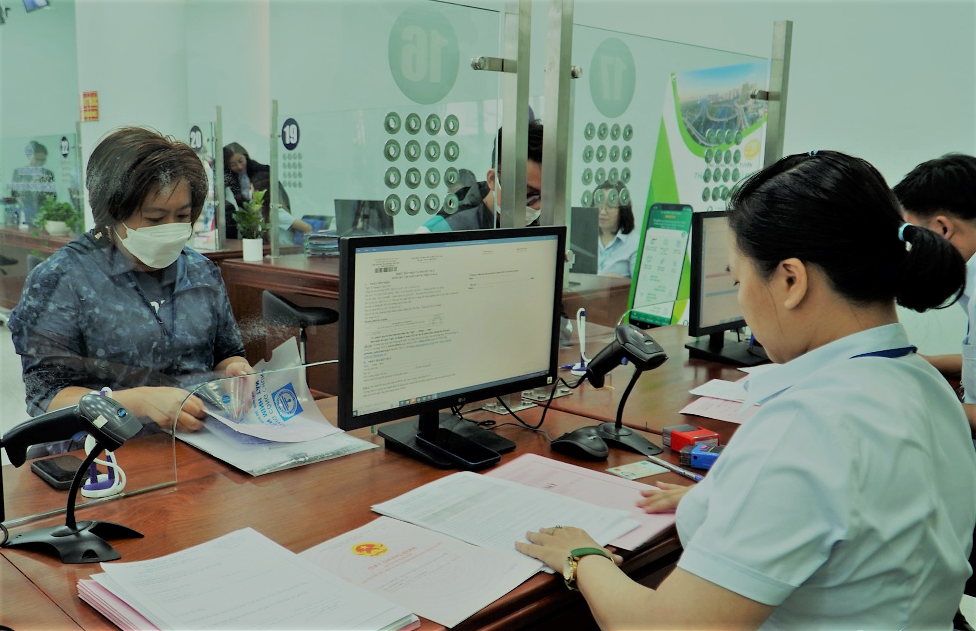 Hơn 30.200 căn nhà tại TP.HCM bị ngừng cấp 'sổ hồng'