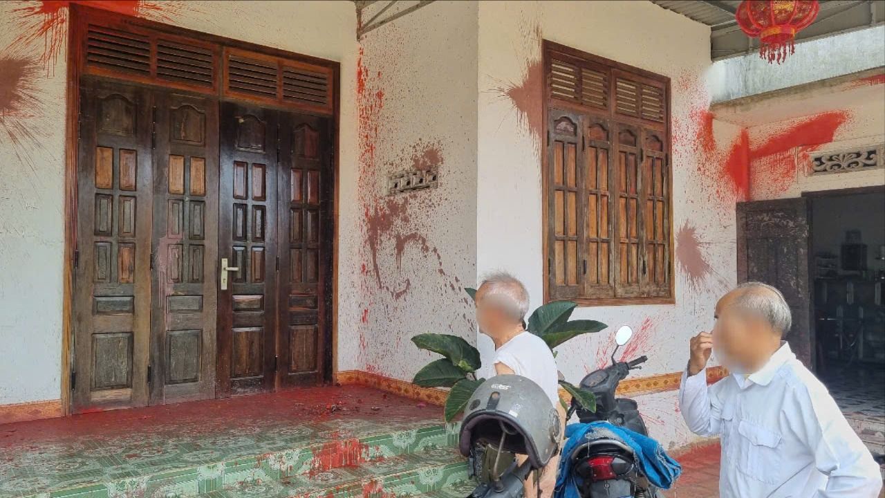 Vụ nhóm côn đồ đập phá quán phở: Gia đình bố bị "khủng bố"