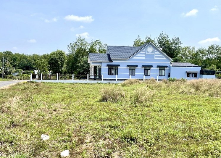Đất như hình 2.000m2 giá 250tr thổ cư ngay quốc lộ