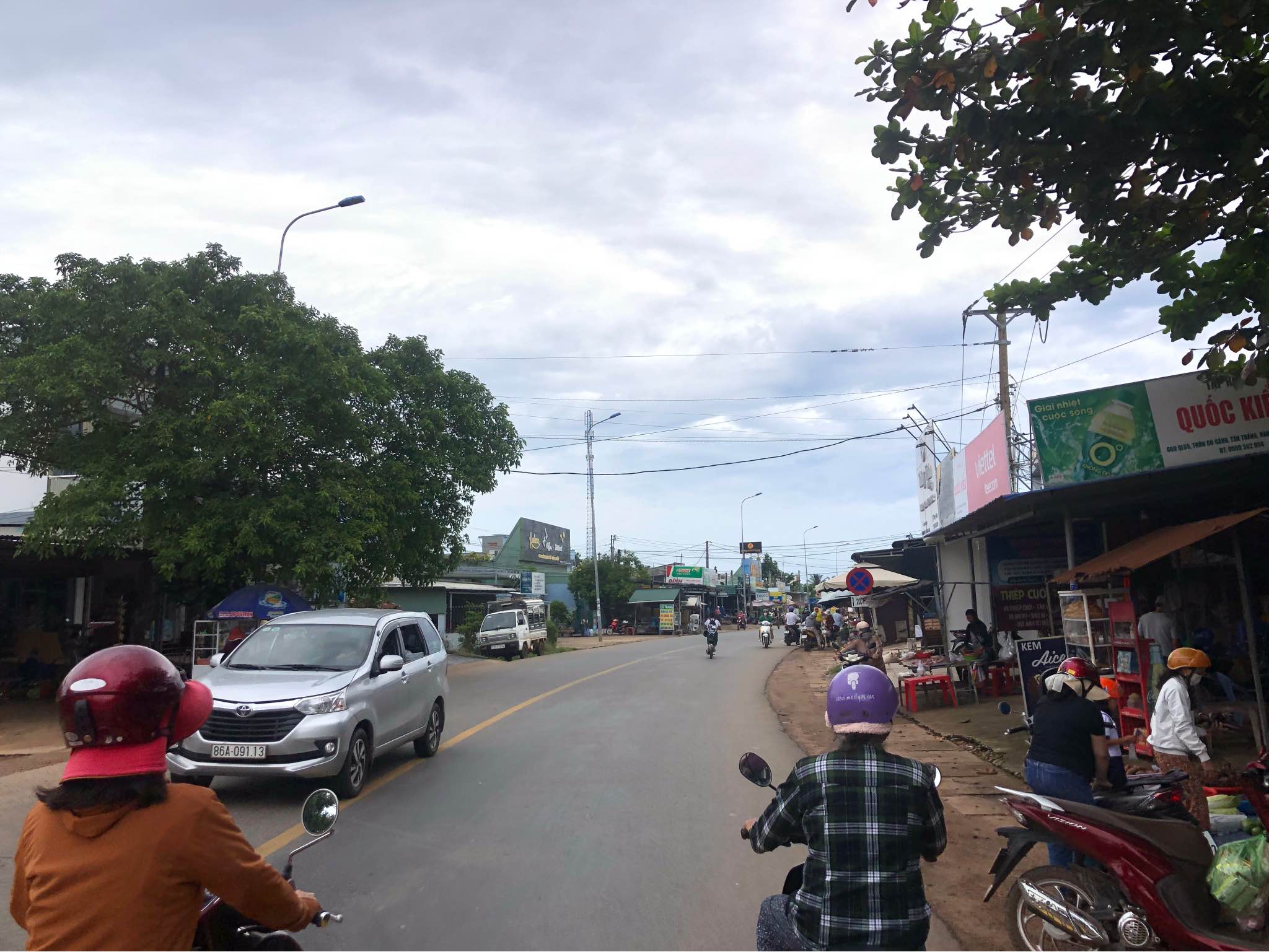 Cần bán đất diện tích 2.000m2 giá 180 triệu, sổ sẵn, đất Phường An Lộc