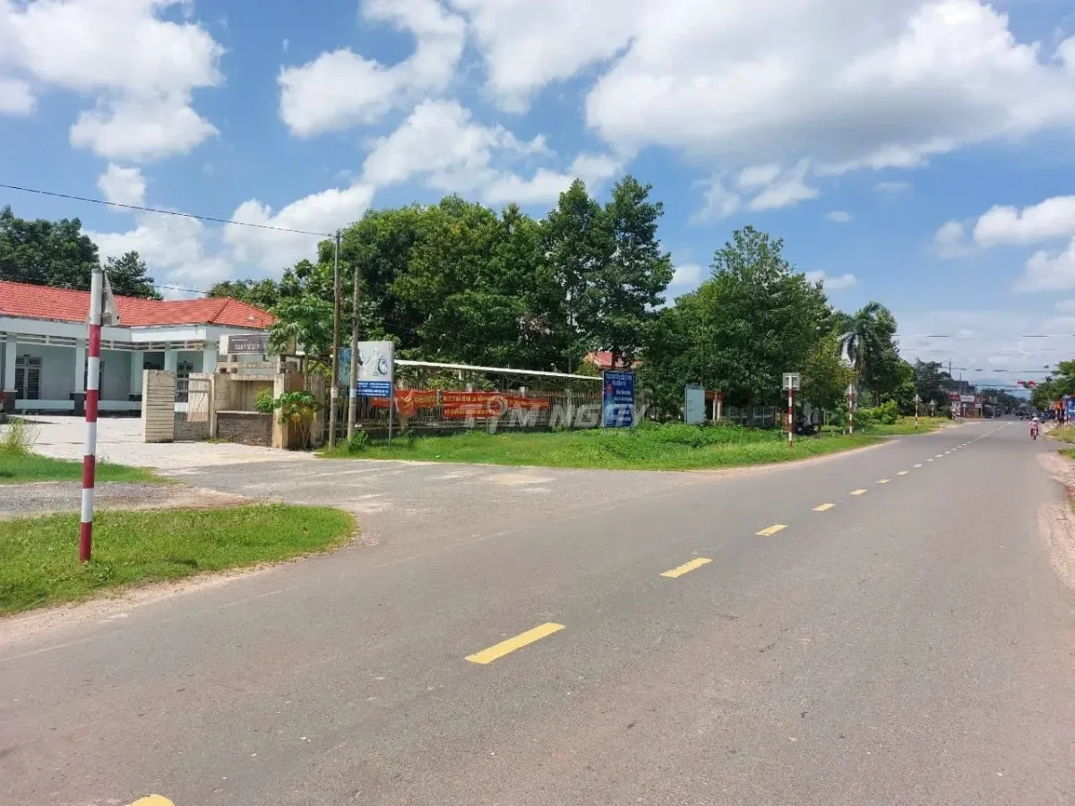 Đất Bình Phước bán 1.600m2 SHR, TC, đối diện chợ, gần trường học