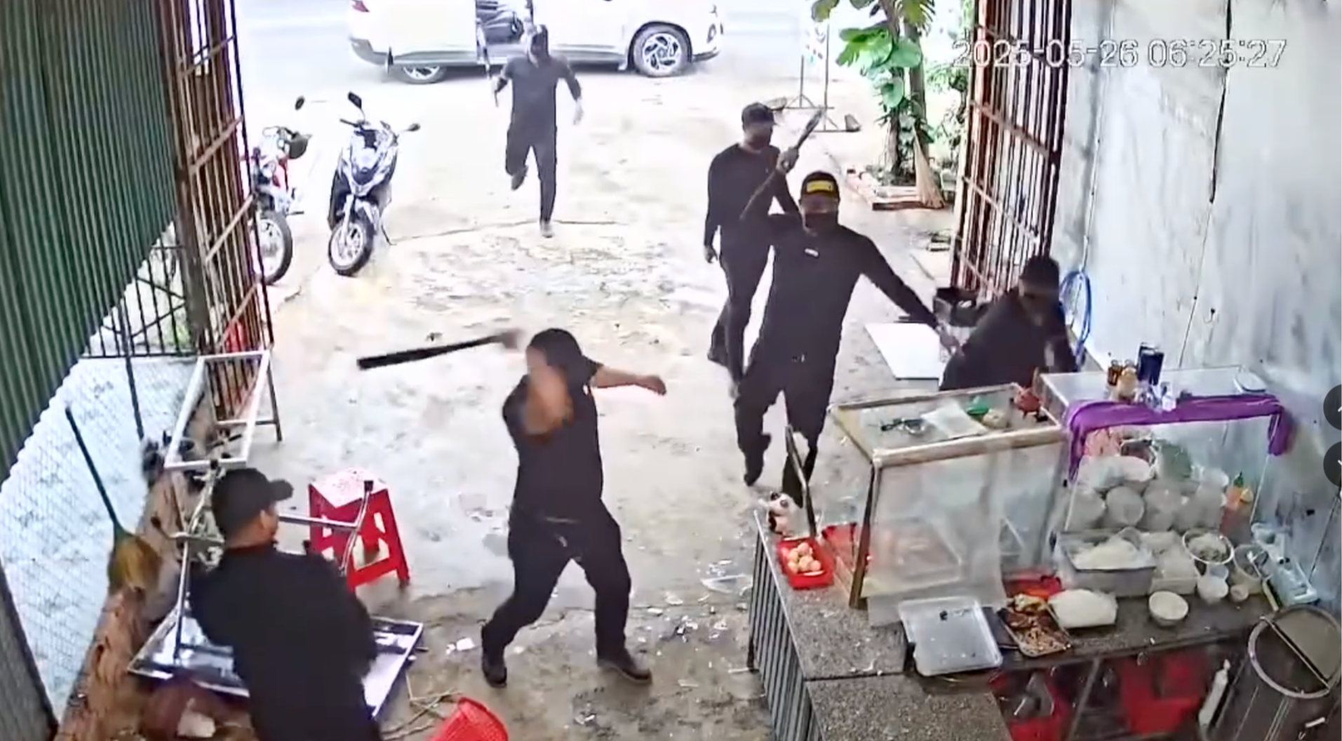 Di lý 2/7 người mặc đồ đen, bịt mặt đập phá quán phở từ Cam Ranh về Đắk Lắk